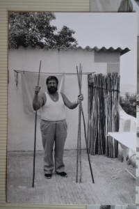 Pablito de joven en corral de su casa donde prepara las varas